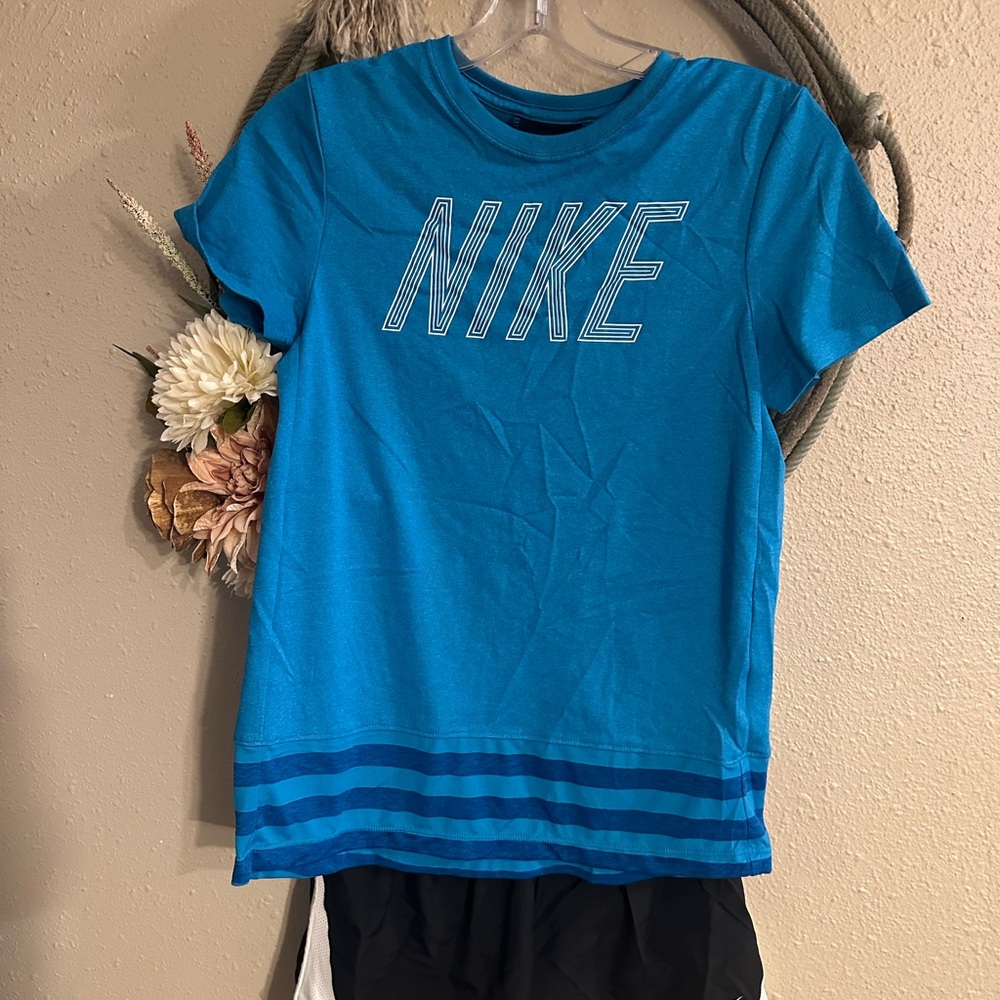 Nike Girls Blue T-Shirt and shorts 12-14